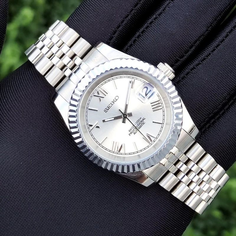 Seikjust | Roman White