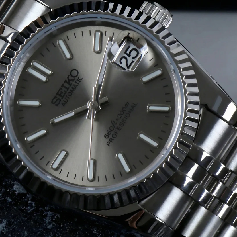 Seikjust | Grey Sunburst
